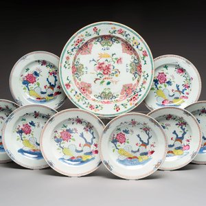 Eight Chinese famille rose plates with floral design and a dish, Yongzheng/Qianlong — photo 1