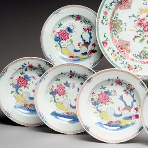 Eight Chinese famille rose plates with floral design and a dish, Yongzheng/Qianlong — photo 3