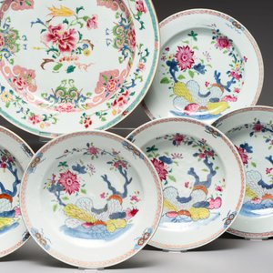 Eight Chinese famille rose plates with floral design and a dish, Yongzheng/Qianlong — photo 4