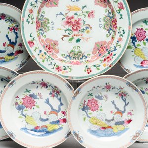 Eight Chinese famille rose plates with floral design and a dish, Yongzheng/Qianlong — photo 5