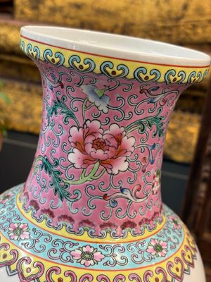 Eight Chinese famille rose vases, Qianlong and Jing De Zhen 景德鎮 marks, 20th C. — photo 23