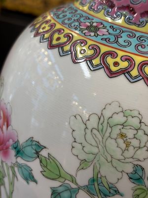 Eight Chinese famille rose vases, Qianlong and Jing De Zhen 景德鎮 marks, 20th C. — photo 24