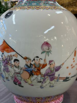 Eight Chinese famille rose vases, Qianlong and Jing De Zhen 景德鎮 marks, 20th C. — photo 47