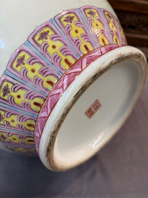 Eight Chinese famille rose vases, Qianlong and Jing De Zhen 景德鎮 marks, 20th C. — photo 51