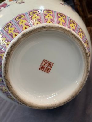 Eight Chinese famille rose vases, Qianlong and Jing De Zhen 景德鎮 marks, 20th C. — photo 52
