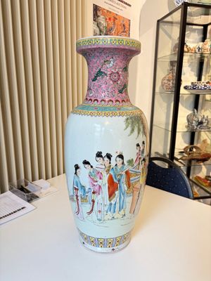 Eight Chinese famille rose vases, Qianlong and Jing De Zhen 景德鎮 marks, 20th C. — photo 79