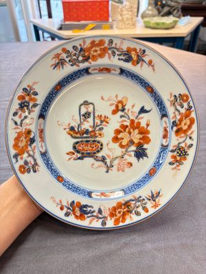 Eight Chinese Imari-style 'flower basket' plates, Yongzheng — photo 13