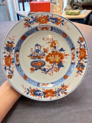 Eight Chinese Imari-style 'flower basket' plates, Yongzheng — photo 3