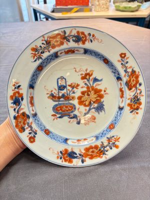 Eight Chinese Imari-style 'flower basket' plates, Yongzheng — photo 5