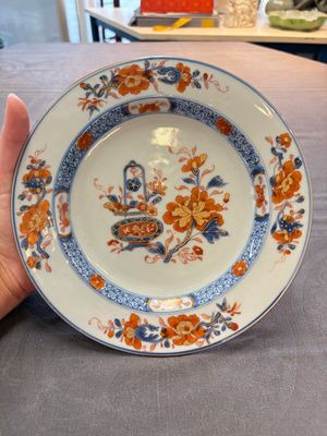 Eight Chinese Imari-style 'flower basket' plates, Yongzheng — photo 7