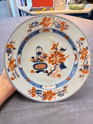 Eight Chinese Imari-style 'flower basket' plates, Yongzheng — photo 9