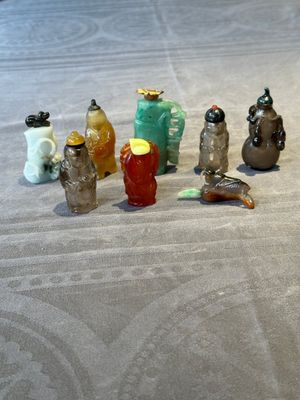 Eight Chinese jade, glass, agate and smoky quartz snuff bottles, 19/20th C. — foto 1