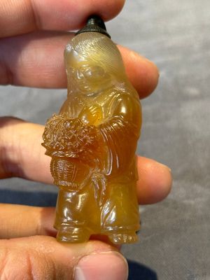 Eight Chinese jade, glass, agate and smoky quartz snuff bottles, 19/20th C. — foto 31