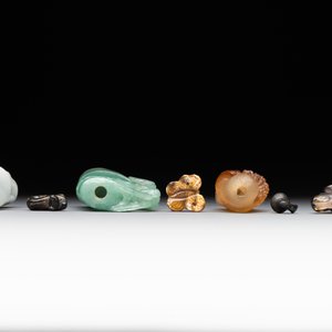Eight Chinese jade, glass, agate and smoky quartz snuff bottles, 19/20th C. — foto 12