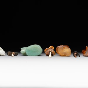 Eight Chinese jade, glass, agate and smoky quartz snuff bottles, 19/20th C. — foto 13