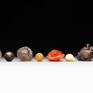 Eight Chinese jade, glass, agate and smoky quartz snuff bottles, 19/20th C. — foto 6