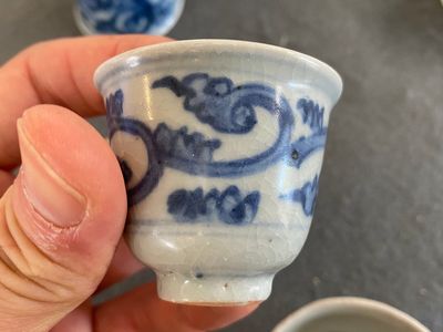 Eight Chinese mostly blue and white wine and tea cups, Ming — 照片 11