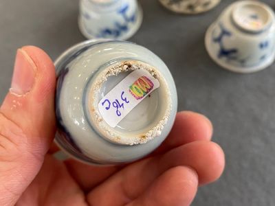 Eight Chinese mostly blue and white wine and tea cups, Ming — 照片 15
