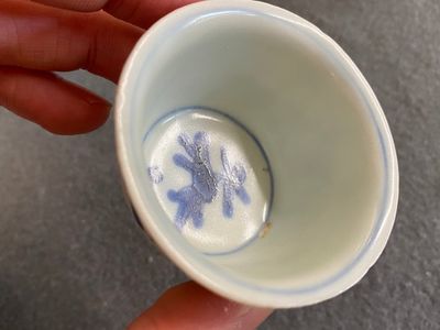 Eight Chinese mostly blue and white wine and tea cups, Ming — 照片 17