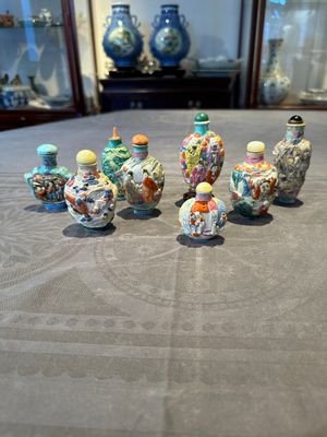 Eight Chinese moulded famille rose snuff bottles, Qianlong mark, 19th C. — foto 1