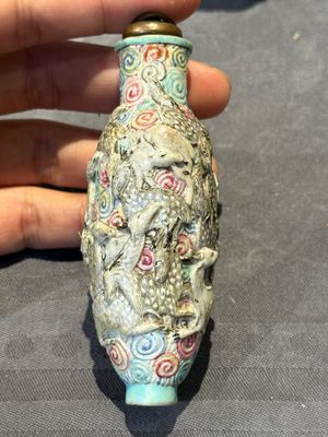 Eight Chinese moulded famille rose snuff bottles, Qianlong mark, 19th C. — foto 11