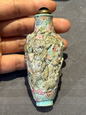 Eight Chinese moulded famille rose snuff bottles, Qianlong mark, 19th C. — foto 12