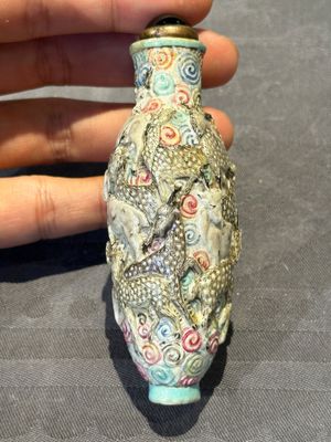 Eight Chinese moulded famille rose snuff bottles, Qianlong mark, 19th C. — foto 13