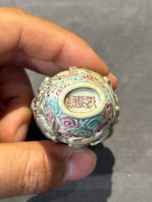 Eight Chinese moulded famille rose snuff bottles, Qianlong mark, 19th C. — foto 15