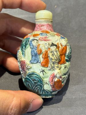 Eight Chinese moulded famille rose snuff bottles, Qianlong mark, 19th C. — foto 16