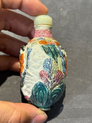 Eight Chinese moulded famille rose snuff bottles, Qianlong mark, 19th C. — foto 17