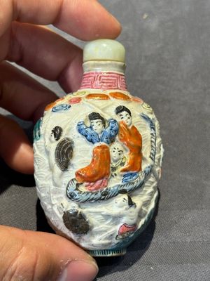 Eight Chinese moulded famille rose snuff bottles, Qianlong mark, 19th C. — foto 18