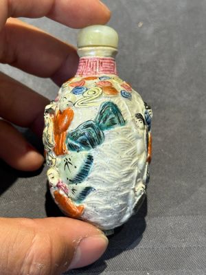 Eight Chinese moulded famille rose snuff bottles, Qianlong mark, 19th C. — foto 19