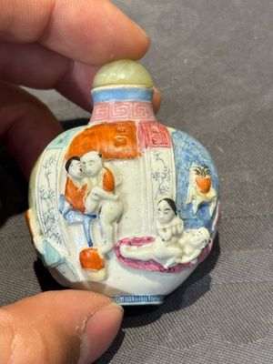 Eight Chinese moulded famille rose snuff bottles, Qianlong mark, 19th C. — foto 2