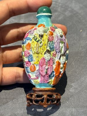 Eight Chinese moulded famille rose snuff bottles, Qianlong mark, 19th C. — foto 24