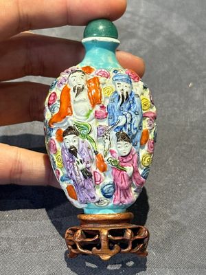 Eight Chinese moulded famille rose snuff bottles, Qianlong mark, 19th C. — foto 26