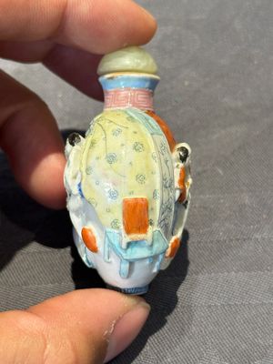 Eight Chinese moulded famille rose snuff bottles, Qianlong mark, 19th C. — foto 3