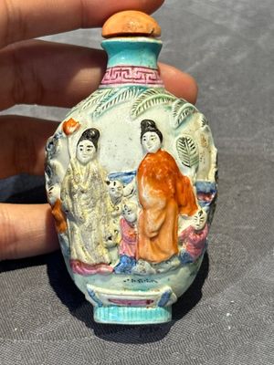Eight Chinese moulded famille rose snuff bottles, Qianlong mark, 19th C. — foto 32