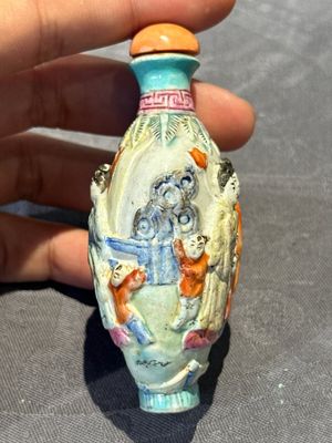 Eight Chinese moulded famille rose snuff bottles, Qianlong mark, 19th C. — foto 33