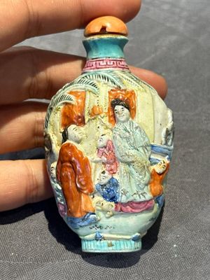 Eight Chinese moulded famille rose snuff bottles, Qianlong mark, 19th C. — foto 34