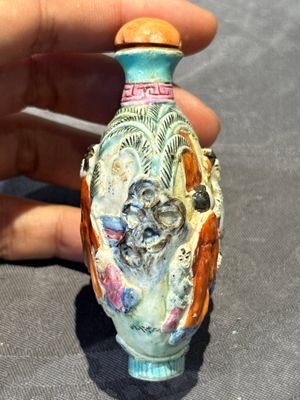 Eight Chinese moulded famille rose snuff bottles, Qianlong mark, 19th C. — foto 35
