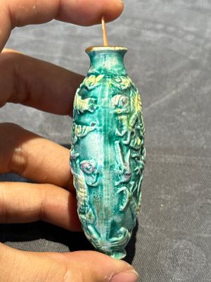 Eight Chinese moulded famille rose snuff bottles, Qianlong mark, 19th C. — foto 39