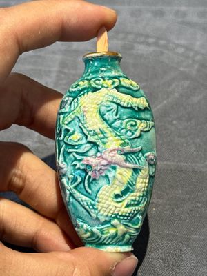 Eight Chinese moulded famille rose snuff bottles, Qianlong mark, 19th C. — foto 40