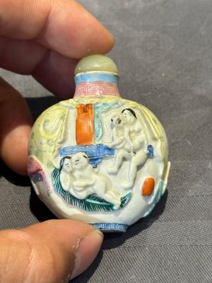 Eight Chinese moulded famille rose snuff bottles, Qianlong mark, 19th C. — foto 4