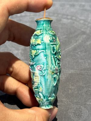 Eight Chinese moulded famille rose snuff bottles, Qianlong mark, 19th C. — foto 41