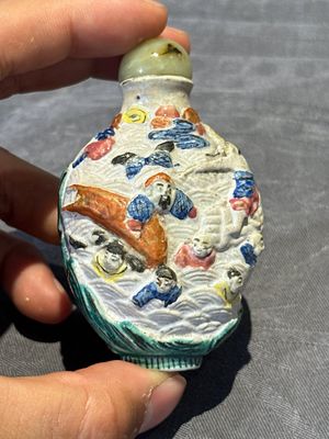 Eight Chinese moulded famille rose snuff bottles, Qianlong mark, 19th C. — foto 45
