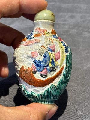 Eight Chinese moulded famille rose snuff bottles, Qianlong mark, 19th C. — foto 48