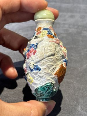 Eight Chinese moulded famille rose snuff bottles, Qianlong mark, 19th C. — foto 49