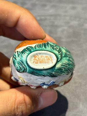Eight Chinese moulded famille rose snuff bottles, Qianlong mark, 19th C. — foto 52
