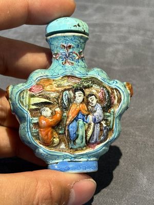 Eight Chinese moulded famille rose snuff bottles, Qianlong mark, 19th C. — foto 54
