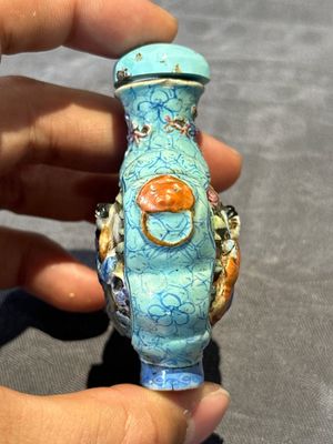Eight Chinese moulded famille rose snuff bottles, Qianlong mark, 19th C. — foto 55